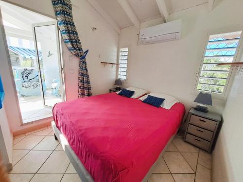 Un pat sau paturi într-o cameră la Appartement terrasse Marina St François