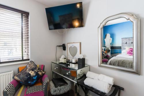 Ένα ή περισσότερα κρεβάτια σε δωμάτιο στο Maes Bach Boutique GUEST HOUSE TOWN CENTRE