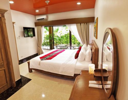 una camera da letto con un letto grande e una grande finestra di EL Rancho Beach Hotel a San Francisco