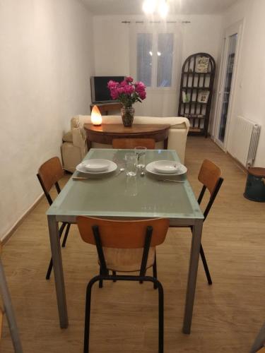 une table et des chaises avec une table et un canapé dans l'établissement Maison blanche écoresponsable, à Sorgues