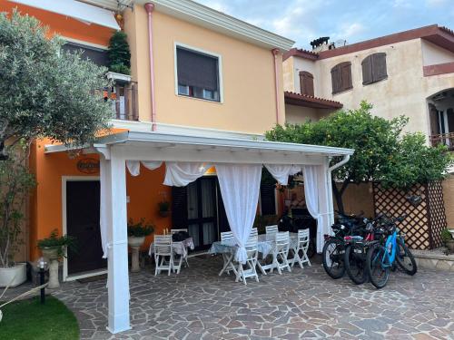 a group of bikes parked under a pavilion in front of a house at Affittacamere Villa Francesca in Pula