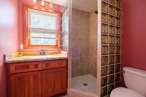 La salle de bains est pourvue d'une douche, d'un lavabo et de toilettes. dans l'établissement Cottage 5 at Island Pearl Gold Standard Certified, à Caye Caulker