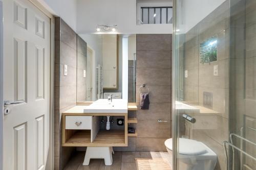 uma casa de banho com um lavatório, um WC e um chuveiro em Spacious & stylish apartment in downtown Budapest em Budapeste