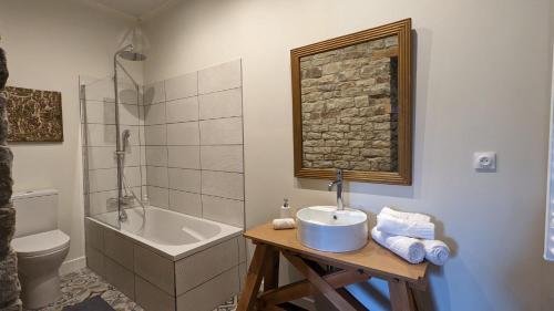 y baño con lavabo, bañera y aseo. en Manoir La Cerise, en Fougerolles