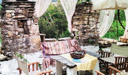 Гостиная зона в stone house - Evdilos Icaria