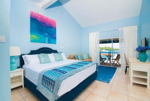 Tempat tidur dalam kamar di Blue Lagoon Hotel and Marina Ltd