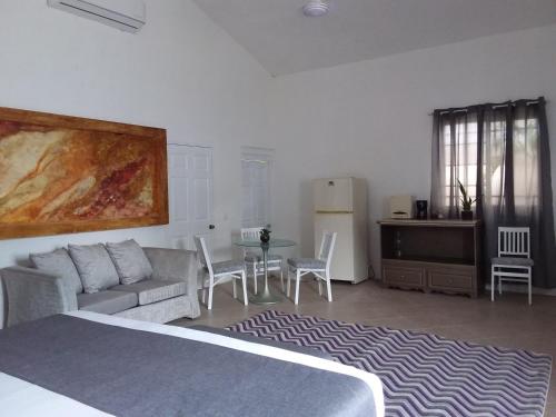 1 dormitorio con cama, mesa y sofá en Junior suite Privada 7 min del Aeropuerto en Cancún