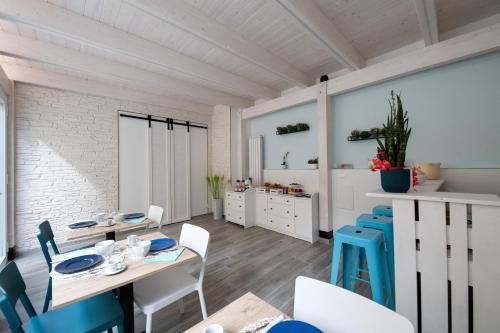 a dining room with a table and chairs at DOMORA BEDROOMS in Ortona