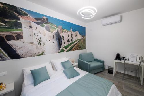- une chambre avec un lit et une peinture murale dans l'établissement DOMORA BEDROOMS, à Ortona