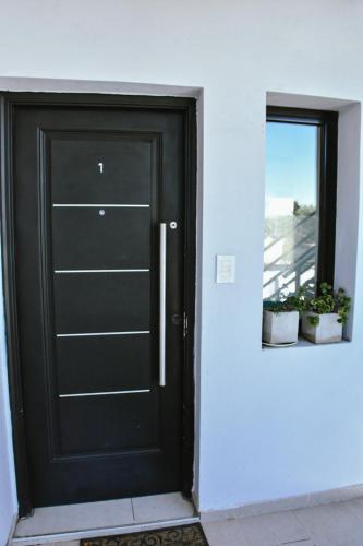 a black door with a window in a house at RIALTO dpto COCHERA Cubierta Asador individual in Villa Mercedes