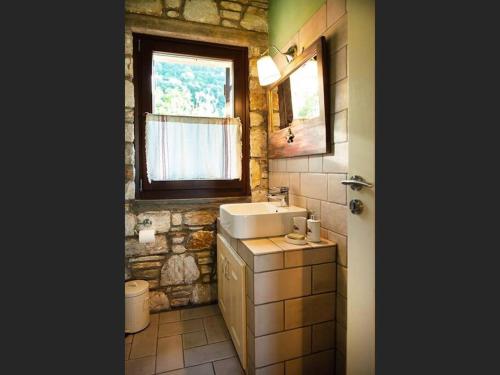 baño con lavabo y ventana en 2 beautiful sea villas 17guests, en Damouchari