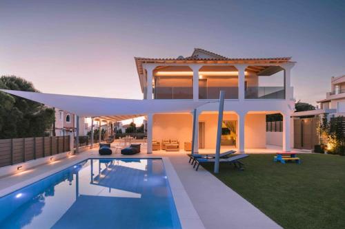 Kolam renang di atau dekat dengan Villa Diamond in Lagonissi with pool & garden
