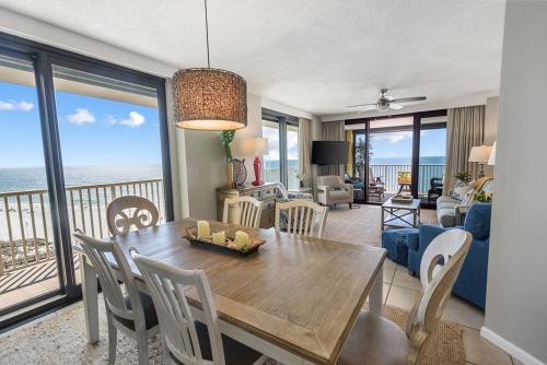 uma sala de jantar com uma mesa e vista para o oceano em Summer House 901A by ALBVR - Gorgeous Beachfront Corner Condo with Incredible Views em Orange Beach