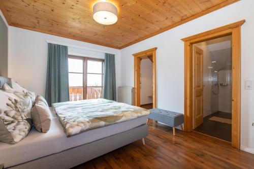 Schlafzimmer mit einem Bett und einem Fenster in der Unterkunft Landhaus Widlroither in Mondsee