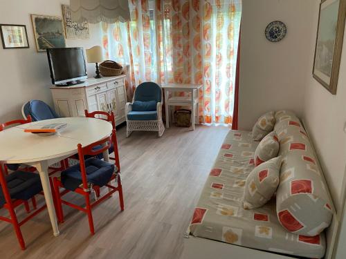 een kleine kamer met een bed en een tafel en stoelen bij Alhambra Sweet Home near the Sea in Duna Verde