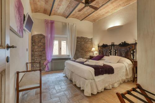 1 dormitorio con 1 cama grande en una habitación en Viterbo Antica - centro storico, en Viterbo