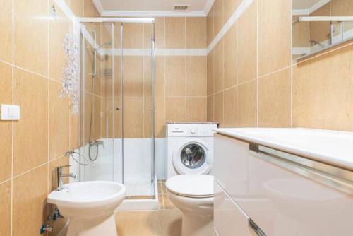 La salle de bains est pourvue de toilettes et d'un lave-linge. dans l'établissement Casa Ivonne - San Isidro, à San Isidro