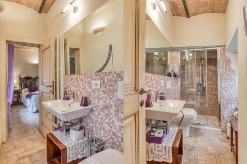 y baño con 2 lavabos y ducha. en Viterbo Antica - centro storico, en Viterbo