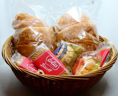 a basket filled with different types of bread at Valverde in Cengio