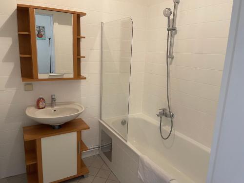 Phòng tắm tại Peaceful Apartment for 4