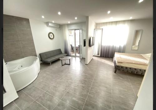 baño grande con bañera y cama en Apartment Nika Budva, en Budva