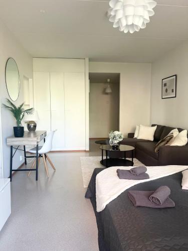 a living room with a bed and a couch at Annalan Helmi - Viihtyisä koti hyvillä kulkuyhteyksillä ja saunalla in Tampere