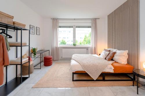 Schlafzimmer mit einem Bett und einem Fenster in der Unterkunft Travelers Dream Heart of Mannheim in Mannheim