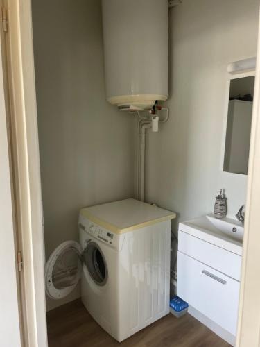 - une buanderie avec un lave-linge et un évier dans l'établissement Situé à 5 minutes de la gare, à Besançon