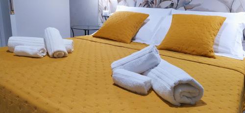 1 dormitorio con 1 cama con toallas en La Casa di Elisa, en Riposto