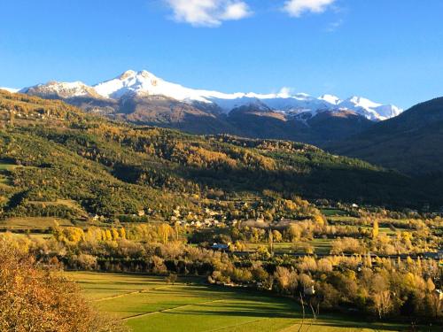 Photo de la galerie de l'établissement Duplex de 180m2 avec vue, 8 pièces, 2 terrasses, grand jardin, billard, sans draps, ni serviettes, à Embrun