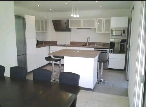 Photo de la galerie de l'établissement Duplex de 180m2 avec vue, 8 pièces, 2 terrasses, grand jardin, billard, sans draps, ni serviettes, à Embrun