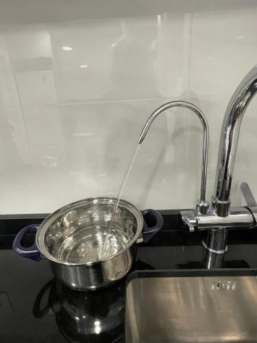 a pot sitting on a stove next to a sink at Gran apartamento diseño in Alicante