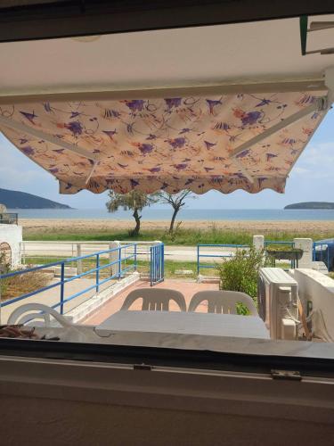 una vista da una finestra con tavolo e sedie di Sand house 2 a Néa Péramos