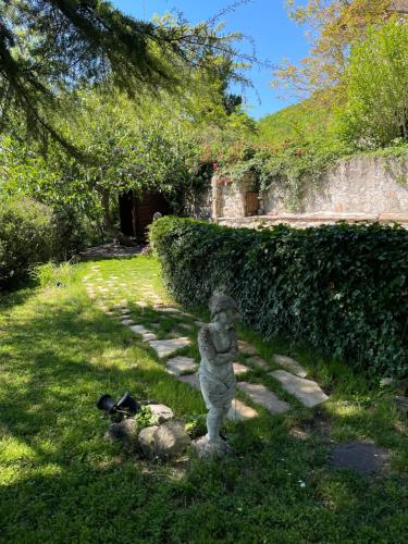 a statue in the grass in a yard at Chiesa Ignano 1778 in Marzabotto