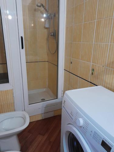 bagno con lavatrice e servizi igienici di Bilocale Voltri Mare 4 posti a Genova