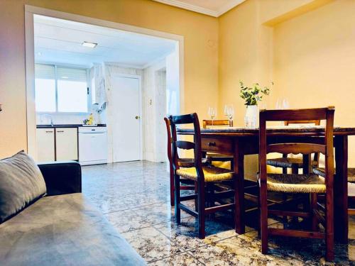 Il comprend un salon avec une table et des chaises ainsi qu'une cuisine. dans l'établissement Playa Bonita Apartment, à Puerto de Sagunto