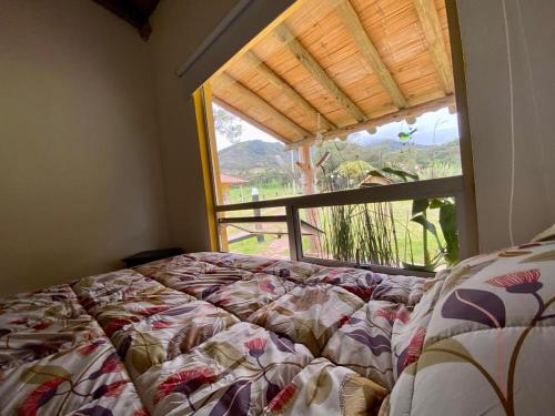 Casas San Pedro في جوتافيتا: غرفة نوم بسرير ونافذة كبيرة