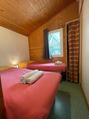 - une chambre avec 3 lits dans une cabine dans l'établissement Chalet au bord de l'étang, à Sérilhac