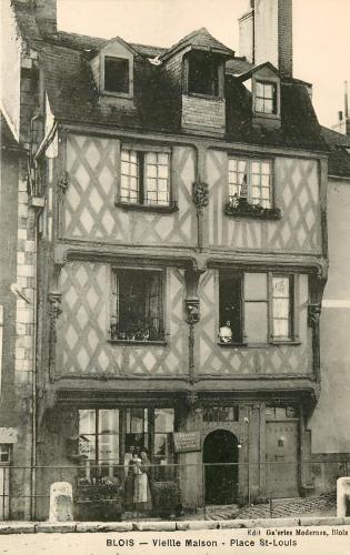 une vieille photo d'un grand bâtiment avec des fenêtres dans l'établissement Maison des Acrobates, à Blois