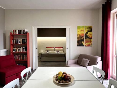 una sala de estar con una mesa con un bol de fruta en Le Dimore di Luciana - suites & apartments, en Lecce