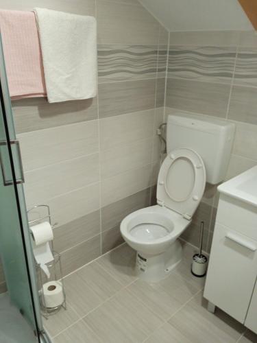 ein Badezimmer mit Toilette, Waschbecken und Handtüchern in der Unterkunft Studio appMZ in Krk