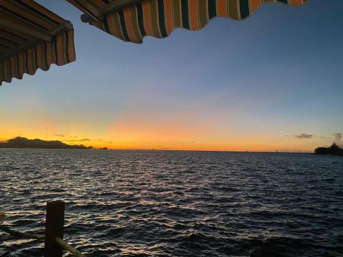 vista para o oceano ao pôr-do-sol em Seaward em Koror