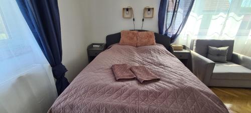 Postel nebo postele na pokoji v ubytování Bérc Apartman