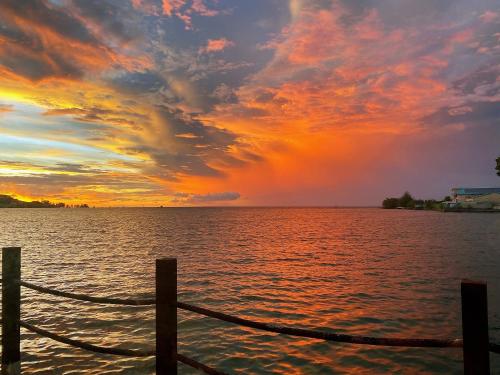 um pôr-do-sol sobre uma grande massa de água em Seaward em Koror