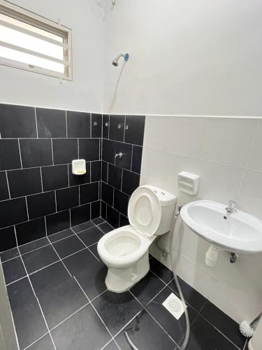 a bathroom with a toilet and a sink at DRest Homestay Desa Aman 