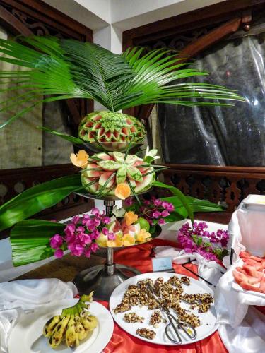 a table with two plates of food and a plant at Maru Maru Hotel in Zanzibar City