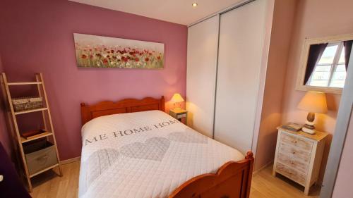 une chambre avec un lit et un tableau au mur dans l'établissement BEL APPARTEMENT CENTRE VEULES LES ROSES 1 CHAMBRE MER 300 M, à Veules-les-Roses