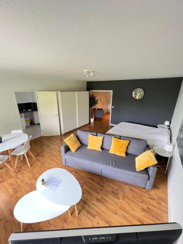 uma sala de estar com um sofá e uma cama em Alexis's loft em Liège