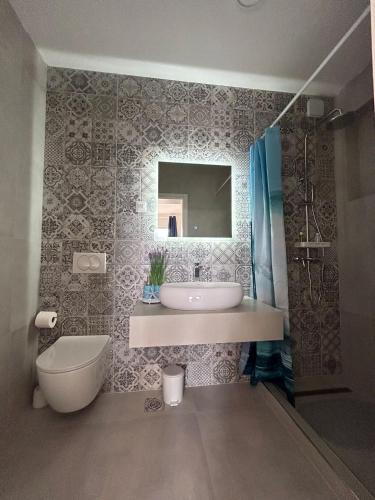Ένα μπάνιο στο Apartments Endji