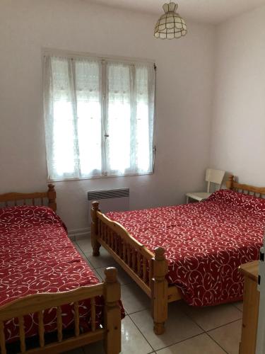 une chambre avec deux lits et une fenêtre dans l'établissement FRONT DE MER - T3 LEUCATE PLAGE, à Leucate